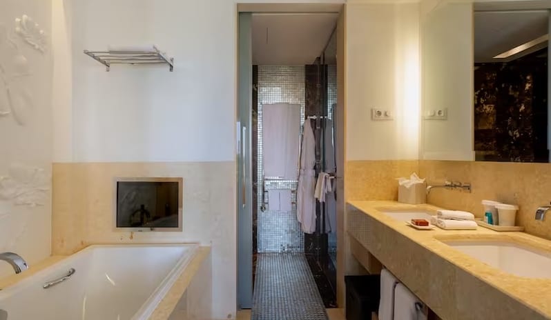 Grand Deluxe Pool View Room 3